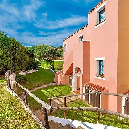 Szálloda With Air Conditioning And Shared Pool, Just A Few Minutes From La Pelosa 3*