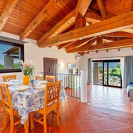 With Air Conditioning And Shared Pool, Just A Few Minutes From La Pelosa